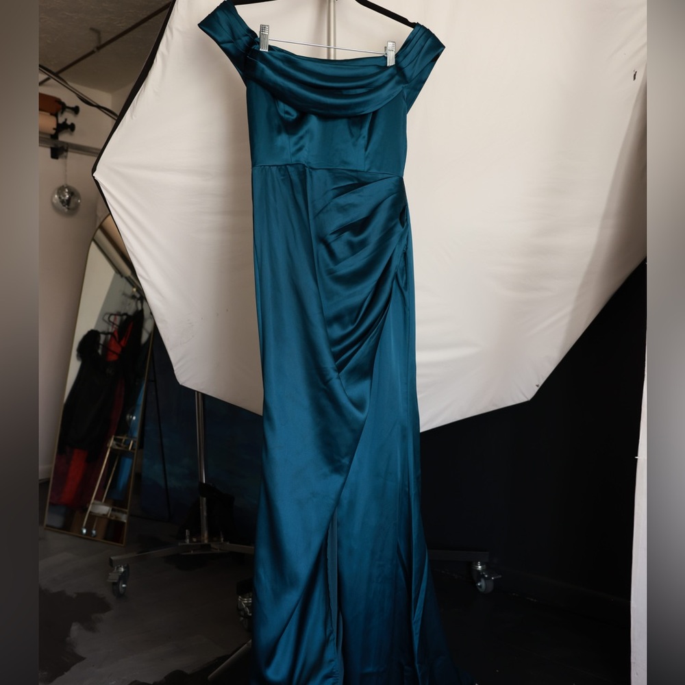 Lulus dark green/blue satin formal dress - Picture 2 of 6